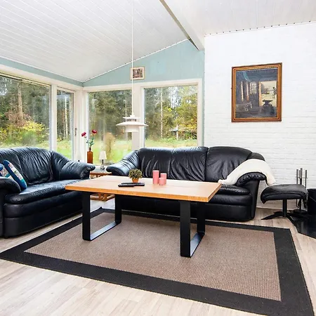 Dom wakacyjny Two-bedroom In By 2